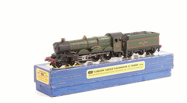 Hornby Dublo 3221 4-6-0 No.5002 "Ludlow Castle": Hornby Dublo 3-rail 3221 4-6-0 BR green Castle Class Loco No.5002 "Ludlow Castle", condition Good Plus to Excellent in Good to Good Plus box but one torn corner to lid.