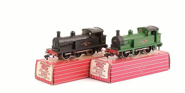 Hornby Dublo 2-rail 0-6-0 R1 Class Tank Locos: Hornby Dublo 2-rail a pair of 0-6-0 R1 Class Tank Locos (1) 2206 BR black No.31337 complete with instruction booklet dated 6/59, 2207 BR green No.31340 complete with instruction booklet dated 6/59, lo