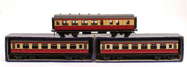 Bassett-Lowke BR Red & Cream Bogie Coaches: Bassett-Lowke O Gauge BR red and cream Bogie Coaches consisting of all 1st, running number 9272 and an all 2nd running number 9272. Sides are generally Good Plus to Excellent, roofs Good contained in