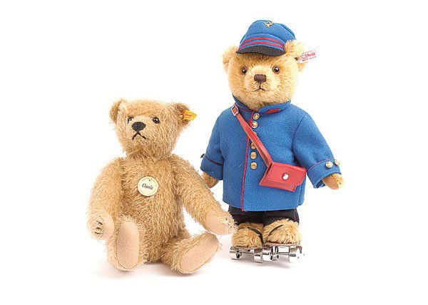 Steiff - A Pair of Teddy Bears: Steiff pair of Teddy Bears: (1) Wilhelm der Berliner Telegrammbote, German Post Museums Shop Exclusive, white tag 995316, LE 1500, golden mohair, dressed in blue felt costume, on roller skates, certif