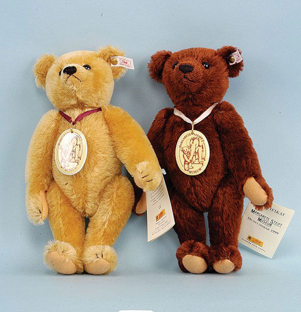 Steiff - 2 x Museum Limited Editions: Steiff two Museum Limited Editions: (1) red blond Museum Bear 1999, white tag, 670343, limited to production in 1999, swing tag, medallion, Near Mint, 11.75"/30cm; (2) Gold Museum Bear 1998, white tag