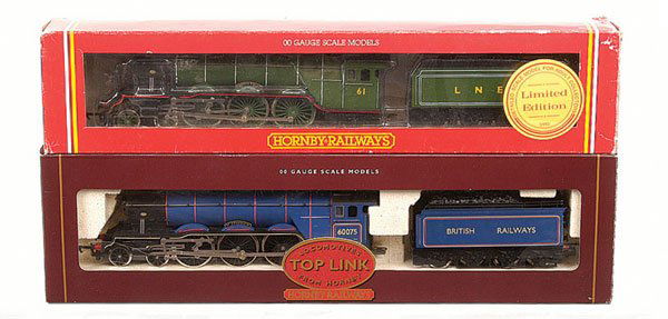 Hornby Railways - 2 x 4-6-2 A3 Class Locos: Hornby Railways a pair of Limited Edition 4-6-2 A3 Class Locos comprising R375 LNER green No.61 "Pretty Polly" complete with certificate number 182 of 1000 produced for Beatties of London, R2036 BR da