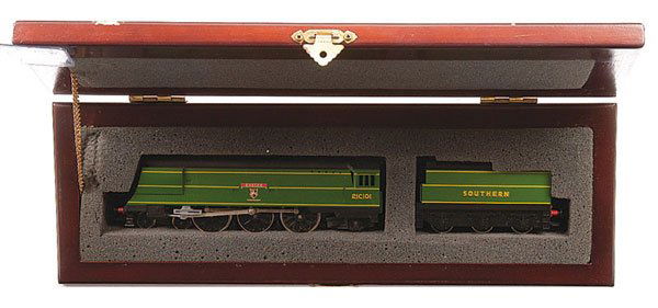 Hornby R320 (Ltd Ed) 4-6-2 No.21C101 "Exeter": Hornby Railways R320 (Limited Edition) 4-6-2 Southern Malachite green Streamlined West Country Class Loco No.21C101 "Exeter" complete with certificate No.1235 of 4000 produced, condition Near Mint to