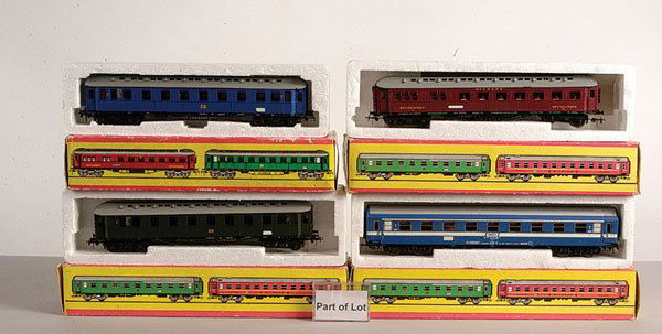 A Group of HO Schicht DR Passenger Rolling Stock: HO group of Schicht DR livery Passenger Rolling Stock comprising Restaurant Cars, 2nd Class Cars, Baggage Cars, Post Office Wagon, conditions generally Good to Excellent in Fair to Good boxes. The lot