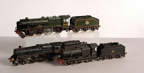 Scratch/Kitbuilt 4-6-0 "Manchester Regiment": Scratch/Kitbuilt 4-6-0 Scot Class "The Manchester Regiment" BR green No.46148, 2-rail Electric. Together with 0-6-0 Loco and Tender 4F BR black No.44117, 2-rail Electric. The lot also includes a repai