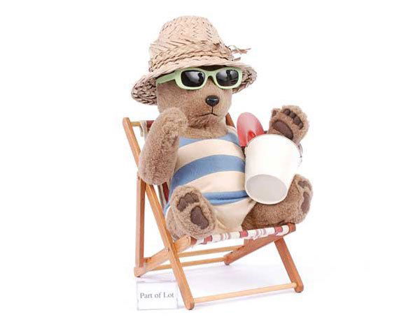 R. John Wright - Paddington at the Beach: R. John Wright - Paddington at the Beach, 2002, LE 098/500, light brown alpaca, fully jointed bear, includes bucket, spade, sun-hat, sunglasses and deck chair, tag to bottom, certificate, presentation