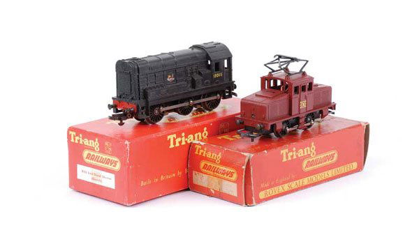 Triang R152 0-6-0 Diesel Shunter No.13005: Triang R152 0-6-0 BR black Diesel Shunter No.13005 fitted with open style couplings, minor damage to left side BR Totem, condition Excellent in Good to Good Plus box complete with both end packing sec