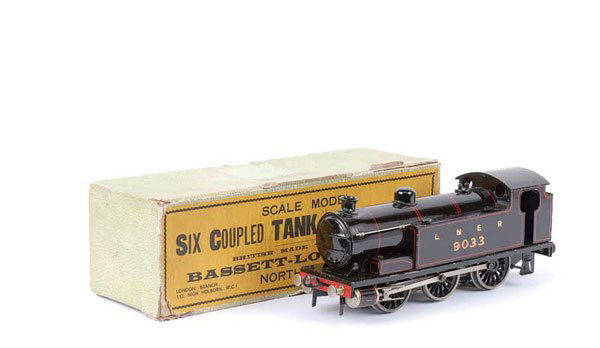 Bassett-Lowke 0-6-0 Tank Loco No.9033: Bassett-Lowke O Gauge 0-6-0 Tank Loco LNER black No.9033, 3-rail Electric. Overall condition is Good Plus to Excellent with original box, box Good.