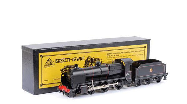 Corgi/Bassett-Lowke No.99004 2-6-0 "MOGUL" 31407: CORGI (Bassett-Lowke) catalogue No.99004 N Class 2-6-0 Loco and Tender "MOGUL" British Railways black No.31407, 3-rail Electric. One of a limited production being No.381 of 500, appears unused with de