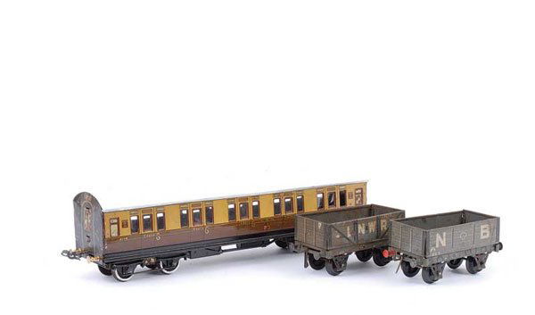 Bassett-Lowke GW All 1st Side Corridor Coach: Bassett-Lowke O Gauge 1931 series Great Western all 1st Side Corridor Coach. Sides are Good Plus, roof repainted. Also included with this lot are Carette for Bassett-Lowke 4-wheeled Open Wagons consis