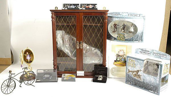 Corgi, Matchbox and Other Diecast: Corgi, Matchbox and other diecast - to include Corgi G50081 Austin Healey Mk.II 3000, Yesteryear and other makes of diecast cars plus Lord of the Rings and Wizard of Oz figures, small display case and