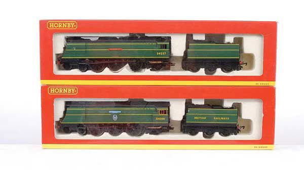 Hornby (China) - 2 x 4-6-2 Bulleid Pacific Locos: Hornby (China) a pair of 4-6-2 Southern malachite green Bulleid Pacific Locos (1) R2220 Battle of Britain Class No.34081 "92 Squadron" with British Railways to tender sides, (2) R2315 West Country Cla