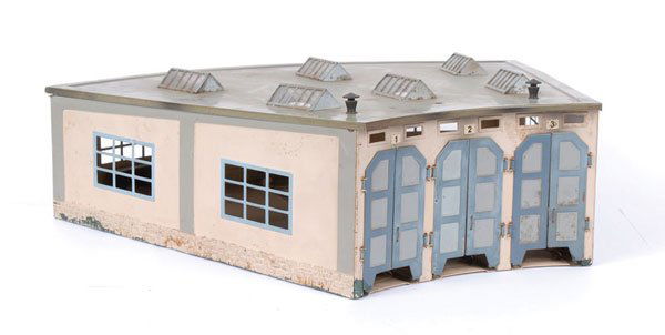 Marklin 3-track Enamel Round House Engine Shed: Marklin HO Gauge 3-track enamel round house engine shed. Finished in cream, blue and grey and incorporating 3 automatic opening doors. Some overpainting to the edges but otherwise Good Plus.