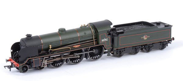 Kitbuilt "OO WORKS" No.S001 4-6-0 "SIR BRIAN": Kitbuilt "00 WORKS" Catalogue No.S001 King Arthur Class 4-6-0 Loco and 8-wheeled Tender "SIR BRIAN" BR green No.30782. Some attention required to left side smoke deflector and boiler handrail. Excelle