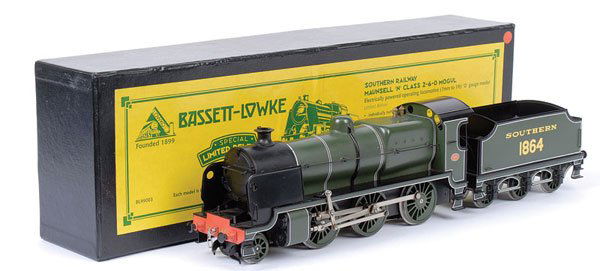 Bassett-Lowke/Corgi 2-6-0 "MOGUL" No.1864: Bassett-Lowke/Corgi O Gauge modern issue 2-6-0 Loco and Tender N Class "MOGUL" Southern green No.1864, 3-rail Electric. One of a limited production being 306 of 500. Excellent Plus to Near Mint boxed