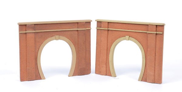 Bassett-Lowke - 2 x Single Track Tunnel Fronts: Bassett-Lowke O Gauge a pair of single track tunnel fronts. Overall condition is Excellent.