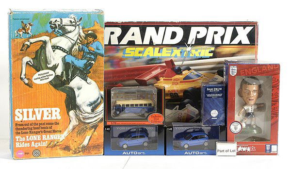 Scalextric/Marx Toys/EFE/Autoart & Others: Scalextric, Marx Toys, EFE, Autoart a large mixed group. To include Scalextric Grand Prix set with cars and various track and accessories, Corinthian Pro Stars XL large scale Football Figures - 4 x Wa