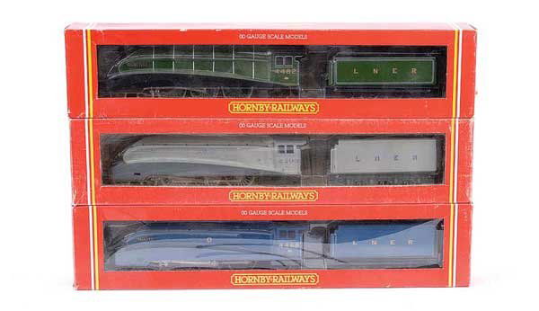 Hornby - 3 x 4-6-2 LNER A4 Class Locos: Hornby Railways a trio of 4-6-2 LNER A4 Class Locos, (1) R312 3-tone grey livery No.2509 "Silver Link", (2) R304 blue livery No.4468 "Mallard", (3) R313 apple green livery NO.4482 "Golden Eagle", cond