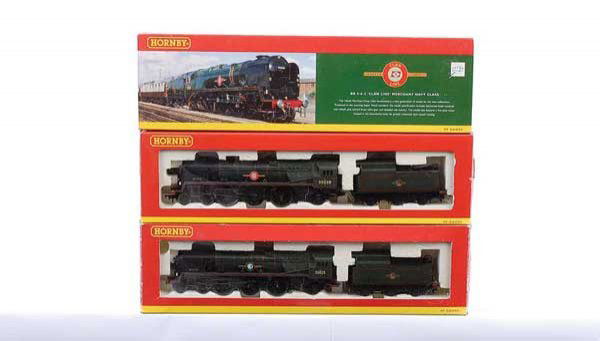 Hornby - 2 x 4-6-2 Merchant Navy Class Locos: Hornby (China) a pair of 4-6-2 BR green Merchant Navy Class Locos comprising R2169 No.35028 "Clan Line" complete with coloured outer sleeve, TMC66 (Limited Edition) 35025 "Brocklebank Line" complete w