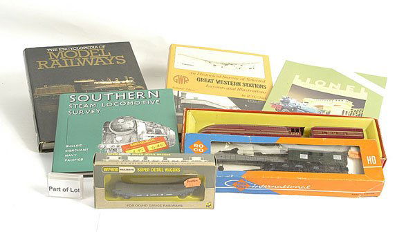 Railway Books and Accessories: Railway Books and accessories including Lionel Volumes 1-6, Bassett-Lowke & Co 1904-05 Limited Edition No.780/5000 plus other Books and AHM No.5024 Spirit of 1776 Loco, Hornby R871 LMS Coronation Loco