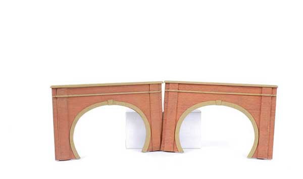 Bassett-Lowke - 2 x Double Tunnel Fronts: Bassett-Lowke O Gauge modern pair of double Tunnel fronts. Overall condition is Good Plus to Excellent.