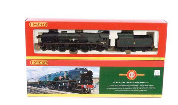 Hornby - 2 x 4-6-2 Merchant Navy Class Locos: Hornby (China) a pair of 4-6-2 BR green Merchant Navy Class Locos comprising R2267 No.35025 "Brocklebank Line", R2169 No.35028 "Clan Line", contents are unused and in Mint condition in Near Mint to Mi