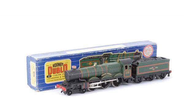 Hornby Dublo 3221 4-6-0 No.5002 "Ludlow Castle": Hornby Dublo 3-rail 3221 4-6-0 BR green Castle Class Loco No.5002 "Ludlow Castle", condition Excellent in generally Good box.