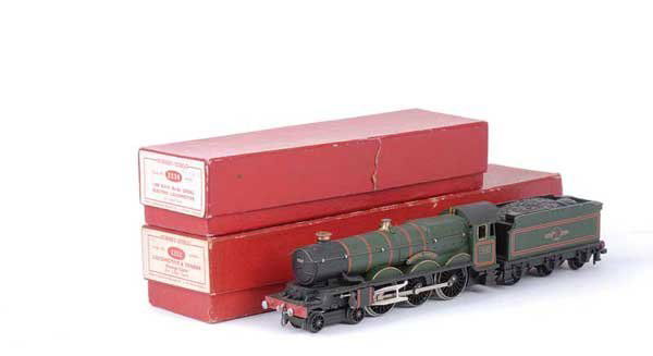 Hornby Dublo 2220 4-6-0 No.7032 "Denbigh Castle": Hornby Dublo 2-rail 2220 4-6-0 BR green Castle Class Loco No.7032 "Denbigh Castle", tender fitted with replacement plastic coupling, conditions Good Plus to Excellent in generally Good to Good Plus pl