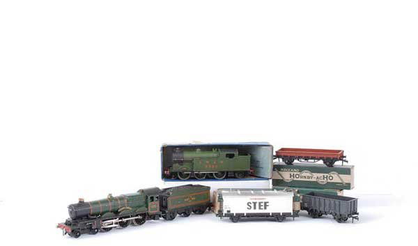 Hornby Dublo 2221 4-6-0 No.4075 "Cardiff Castle": Hornby Dublo 2-rail unboxed 2221 4-6-0 BR green Castle Class Loco No.4075 "Cardiff Castle", conditions Good to Good Plus, 3-rail EDL7 0-6-2 LNER green N2 Class Loco No.9596, condition Good to Good Plu