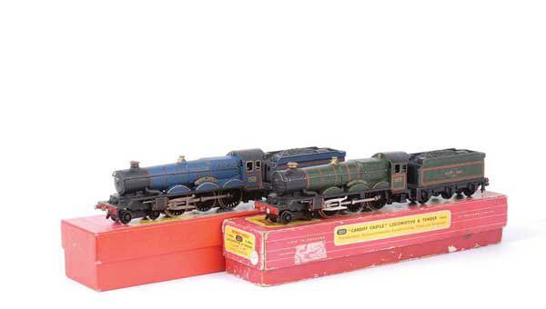 Hornby Dublo 2-rail 4-6-0 Castle Class Locos x 2: Hornby Dublo 2-rail a pair of 4-6-0 Castle Class Locomotives comprising 2221 BR green No.4075 "Cardiff Castle", condition generally Good in Fair to Good box, repainted Cardiff Castle in BR lined blue