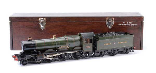 Kitbuilt 4-6-0 "LAUNCESTON CASTLE" No.5000: O Gauge Kitbuilt Castle Class 4-6-0 Loco and Tender Great Western green "LAUNCESTON CASTLE" No.5000, 2-rail Finescale Electric. Loco and tender is superbly constructed, painted, lined and transferred
