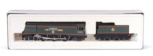Hornby R646 4-6-2 No.34085 "501 Squadron": Hornby Railways R646 (Limited Edition) 4-6-2 BR green Streamlined Battle of Britain Class Loco No.34085 "501 Squadron" complete with golden arrow adornments to Loco sides and smokebox door along with