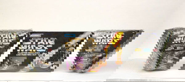 A large mixed group of recent Star Wars items: A large mixed group of more recent Star Wars collectibles to include - Episode 1 3-D Wall Clock, 2 x 1000 piece jigsaw puzzles, Lego System Droid Fighter, Action Masters 6-piece diecast figure set, Ha