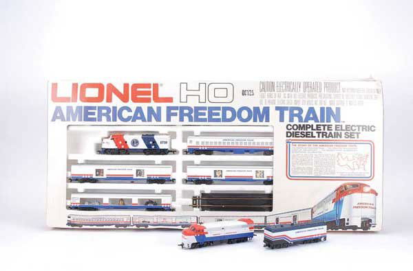 Lionel 5-2587 American Freedom Train Set: HO Lionel 5-2587 American Freedom Train Set in red, white and blue livery consisting of F3A Unit, 2 x Baggage Cars with pictures of various Presidents to sides, Baggage Car containing Liberty Belle an