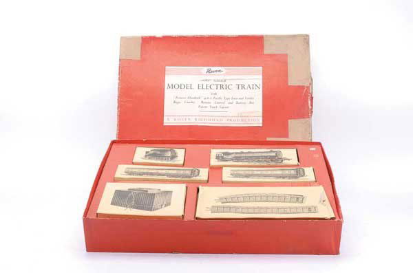 OO Gauge Rovex Passenger Train Set: OO Gauge Rovex Passenger Train Set containing 4-6-2 BR black Princess Royal Class Loco and Tender No.46201 "Princess Elizabeth" 2 x LMS maroon Passenger Coaches (both have distortion to roof and body)