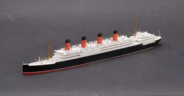 Bassett-Lowke Wooden SS "Aquitania": Bassett-Lowke wooden Waterline Ship SS "Aquitania". Built to 1/1200th scale with black and red hull, white superstructure, 4 black and red funnels, 2 masts. Superbly detailed with Bassett-Lowke label