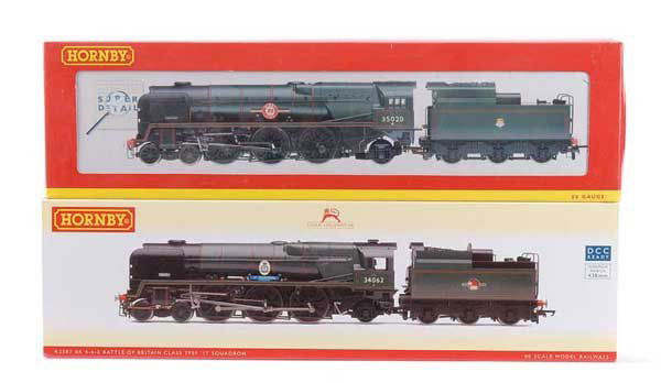 Hornby 4-6-2 BR Green Bulleid Pacific Locos: OO Gauge Hornby (China) a pair of 4-6-2 BR green Bulleid Pacific Locos (1) R2204 Merchant Navy Class No.35020 "Bibby Line", (2) R2387 Battle of Britain Class No.34062 "17 Squadron", both locos are Min