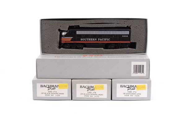 Bachmann Plus - A Group of 4 x Locos: HO Gauge Bachmann plus a group of 4 Locomotives including - (1) EMD F7A Southern Pacific Daylight, orange and brown No.354 Diesel Unit, (2) EMD F7B Southern Pacific Black Widow in black No.8293 Diesel