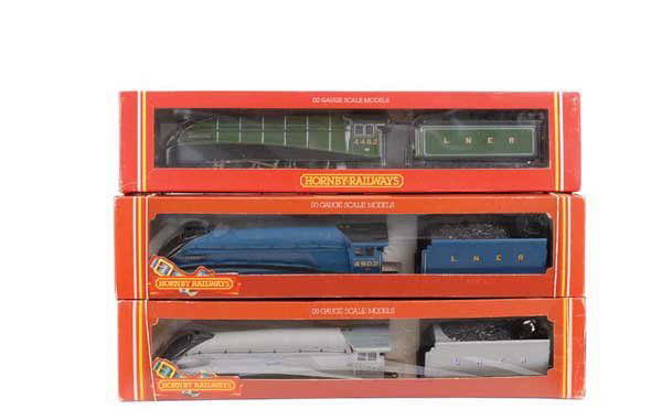 Hornby Railways 4-6-2 LNER A4 Class Locos x 3: Hornby Railways a trio of 4-6-2 LNER A4 Class Locos comprising R313 green livery No.4482 "Golden Eagle", R372 blue livery No.4902 "Seagull", R099 three tone grey livery No.2512 "Silver Fox", condition
