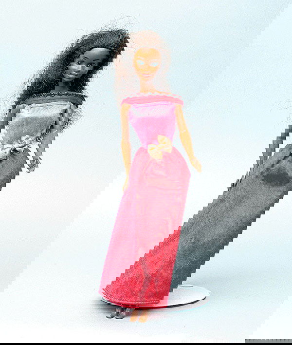 Over seventy modern Jem & Spice Girls type dolls: Collection of over seventy modern Jem, Spice Girls, Farrah Fawcett, Dusty, Steffi, Skipper, Action Girl, Barbie type dolls, some in original clothing varying from playworn to Good. (70+)