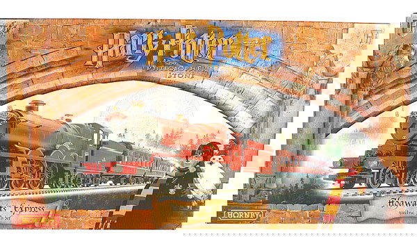 Hornby R1025 "Hogwarts Express" Train Set: Hornby R1025 "Hogwarts Express" Electric Train Set "The Philosophers Stone", comprising 4-6-0 red Locomotive and Tender No.5972 "Hogwarts Castle", 2 x maroon Passengers Coaches, oval of track with sid