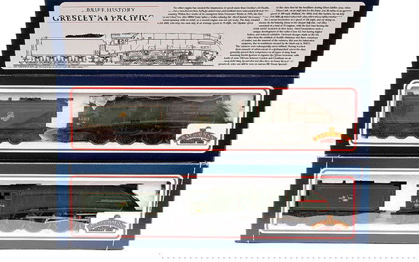 Bachmann 4-6-2 BR A4 Class Loco and Tender: Bachmann a pair of 4-6-2 BR green A4 Class Loco and Tender (1) 31-951 No.60009 "Union of South Africa" (double chimney), (2) 31-955 No.60013 "Dominion of New Zealand", conditions Near Mint to Mint in