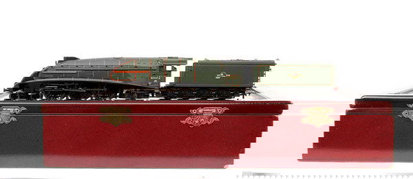 Bachmann 4-6-2 BR green A4 Class Loco & Tender: Bachmann 4-6-2 BR green A4 Class Locomotive and Tender No.60012 "Commonwealth of Australia", this is a Limited Edition identified by No.479 to underneath of cab but no certificate and contained in Hor