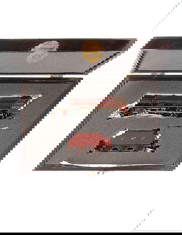 Bachmann 31-375 4-6-0 Royal Scot Class Loco: Bachmann 31-375 (Limited Edition) 4-6-0 LMS maroon Royal Scot Class Locomotive and Tender No.6100 "Royal Scot" complete with certificate No.486 of 1000 produced, also included commemorative nameplate,