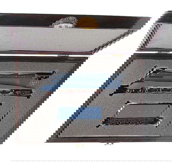 Bachmann 31-950 4-6-2 A4 Locomotive and Tender: Bachmann 31-950 (Limited Edition) 4-6-2 LNER Garter blue A4 Locomotive and Tender No.4489 "Dominion of Canada", complete with certificate No.1879 of 2000 produced, also included etched stirling silver