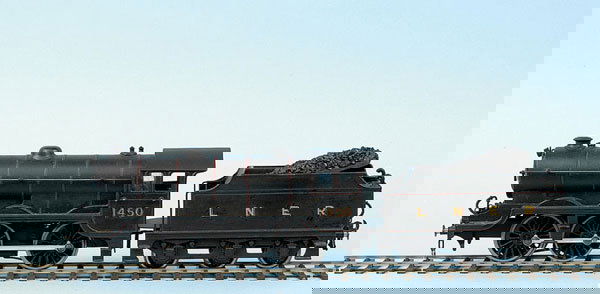 Bassett-Lowke 0-6-0 "J39" No.1450: Bassett-Lowke 0-6-0 Loco and Tender LNER black "J39" No.1450, Electric. Loco and tender have been repainted and loco fitted with a non original mechanism. Fair to Good.