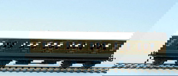 Bassett-Lowke all 1st Corridor Coach: Bassett-Lowke 1931 Series Southern all 1st Corridor Coach running number 7411. Sides are Good Plus, roof has been expertly repainted.