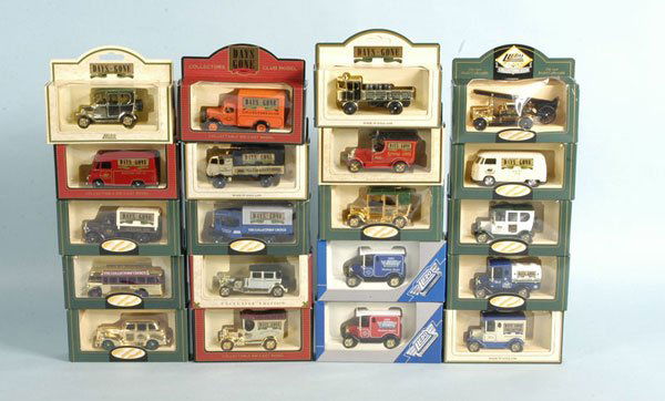 Lledo Days Gone Collectors Club Issues: Lledo Days Gone a large mixed group of Collectors Club Issues. To include 50004 Morris Van - Spring 1993, BG 97003 Sentinel Steam Wagon - 1999 "11th Gold Edition", Ford Model T Van - 2005 plus many ot