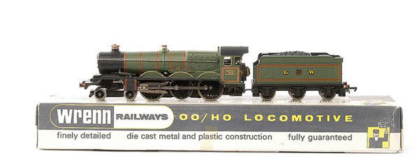 Wrenn W2222 4-6-0 No.7002 "Devizes Castle": Wrenn W2222 4-6-0 GWR green Castle Class Loco No.7002 "Devizes Castle", some discolouring to boiler handrails and paint chip to right hand side of smokebox, condition Excellent Plus to Near Mint in Ex