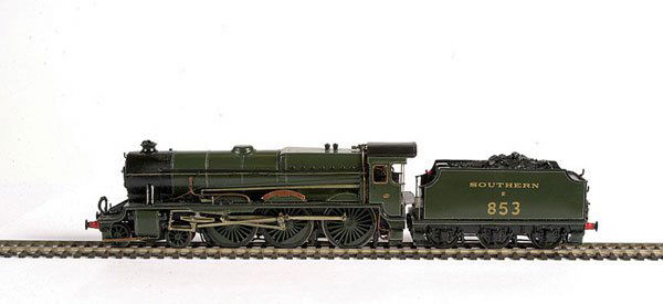 Scratchbuilt 4-6-0 Sir Richard Grenville No.E853: Scratchbuilt SR green 4-6-0 Loco and Tender Lord Nelson Class "Sir Richard Grenville" No.E853. Expertly painted and signed R G Bailey.